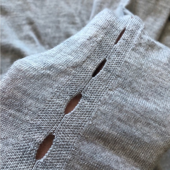 Banana Republic 100% Merino Wool Eyelet Sleeve Light Sweater in Grey Size M - Picture 6 of 11